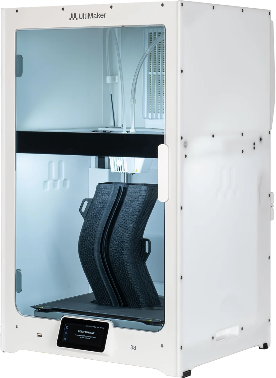Impresora 3D de filamento (FDM) UltiMaker S8, cerrada, vista de producto.